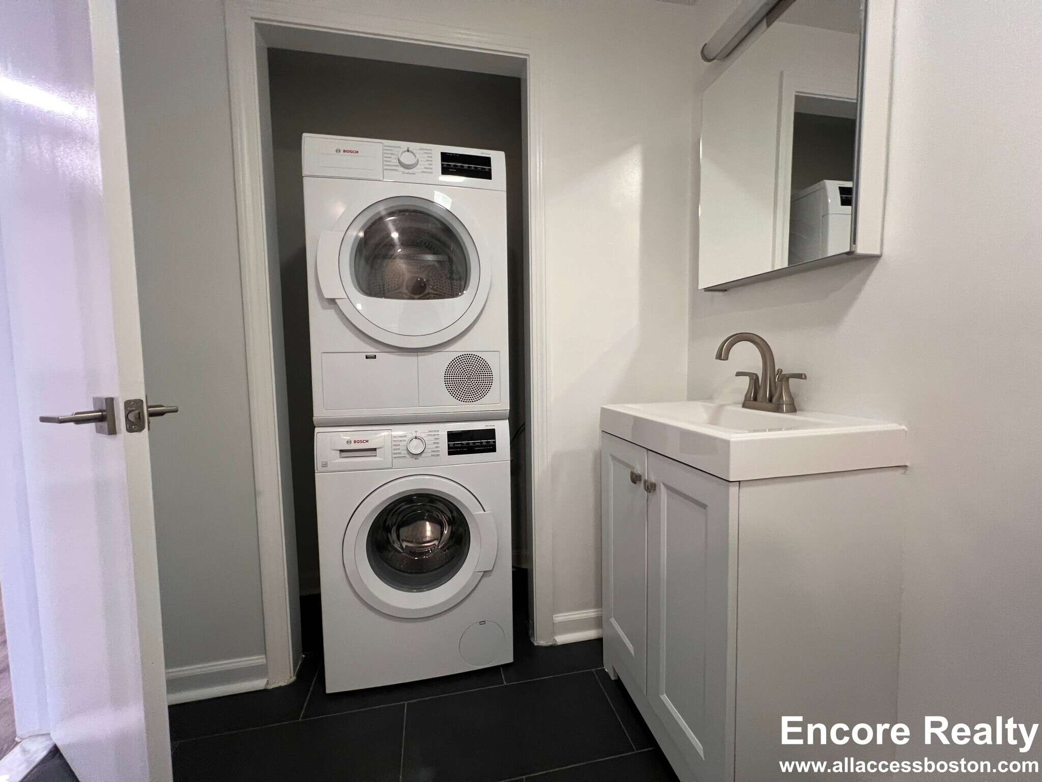 Building Photo - 55 Queensberry St