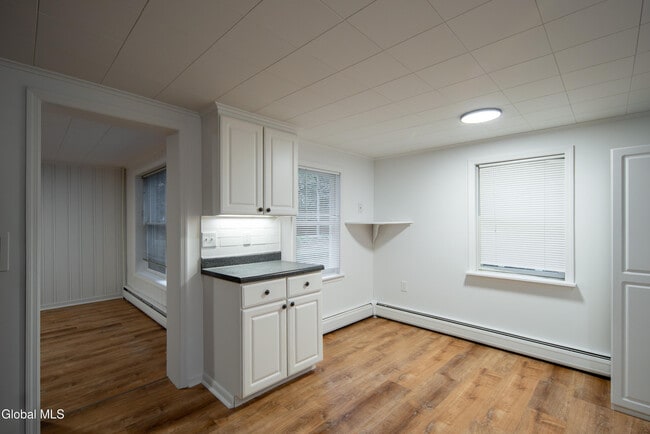 Building Photo - 37 Undine St