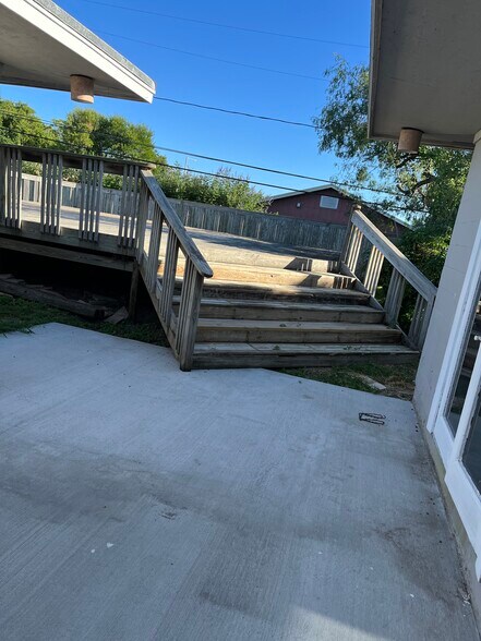 Building Photo - 6033 Rio Vista Ave