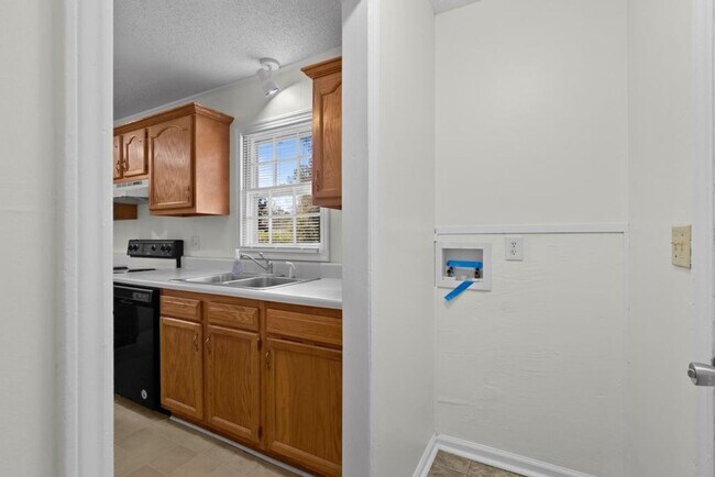 Building Photo - Country Living! Brick Ranch!