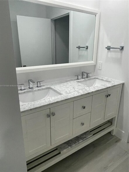 Master bathroom vanity with dual sinks - 575 Crandon Blvd