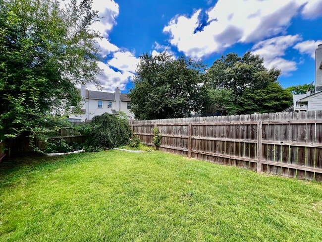 Building Photo - Beautiful End Unit Townhouse