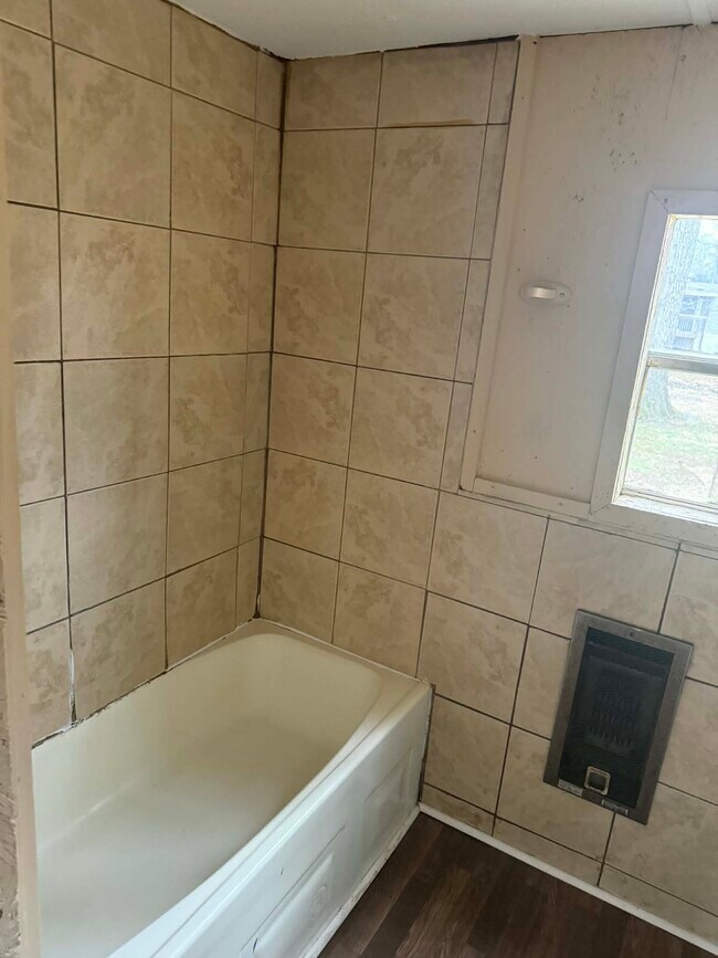 Building Photo - 1380 Mapleash Ave