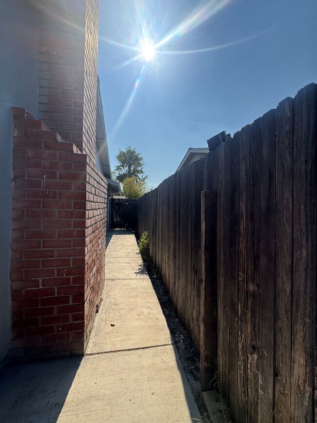 Building Photo - Beautiful single-story home with 4 bedroom...