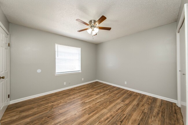 Building Photo - 2 Bedroom Apt. in Prime Location - Newly R...