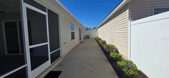 Building Photo - 2577 Lindewood St