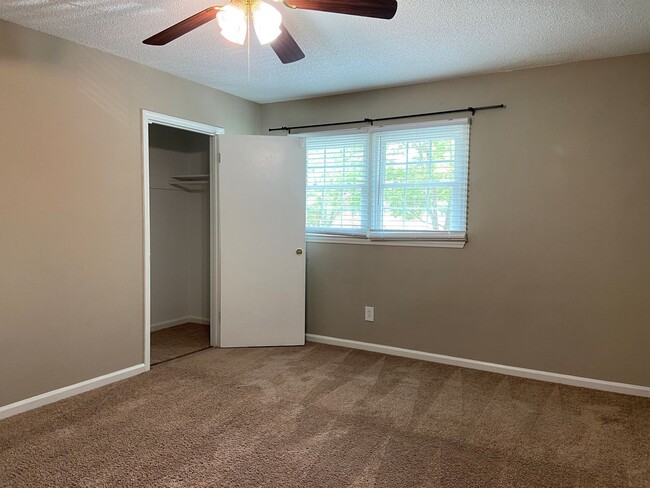 Building Photo - 2 Bedroom, 1.5 Bathroom Condo in High Point!