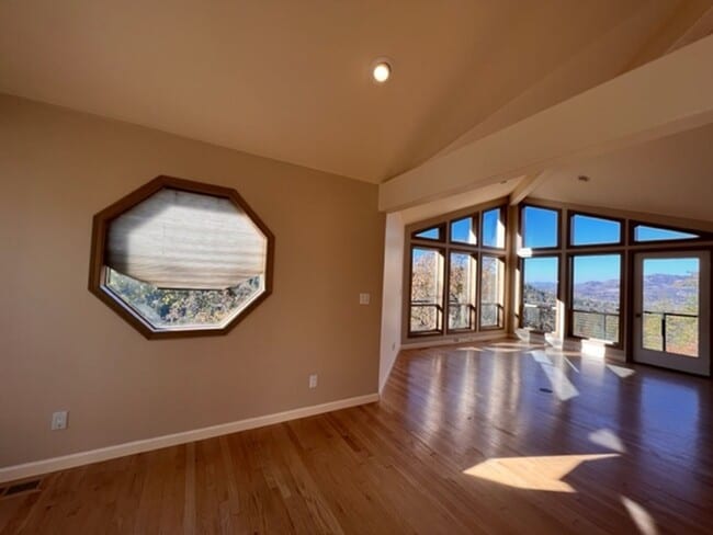 Building Photo - STUNNING VIEWS from this 3 bedroom, 2 bath home | Available February