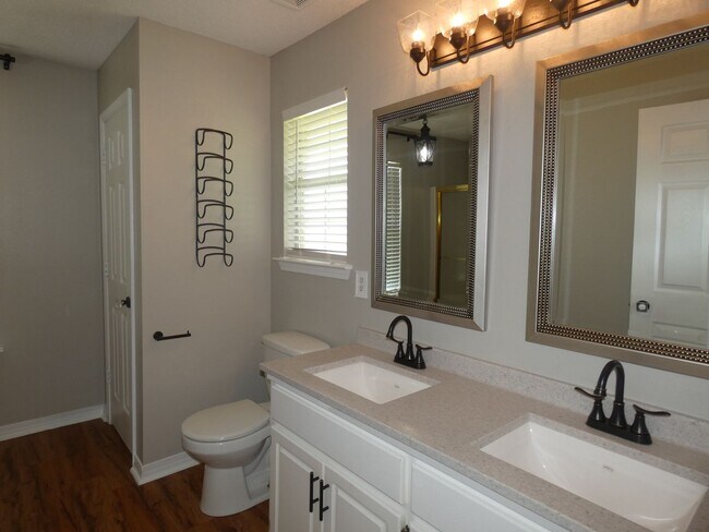 Building Photo - Charming Brick Home - Stonebrook