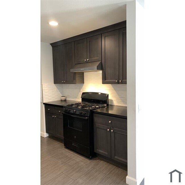 Building Photo - 426 N Parkside Dr