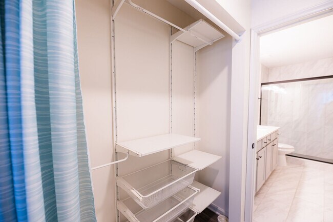 Building Photo - Beautifully updated 2-bedroom 2-bathroom + LOFT/OFFICE townhome in NW Greensboro.