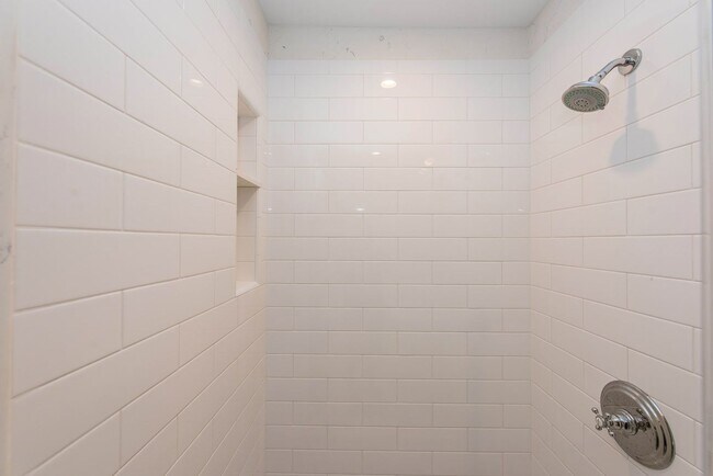 Building Photo - 306 N Shaffer St