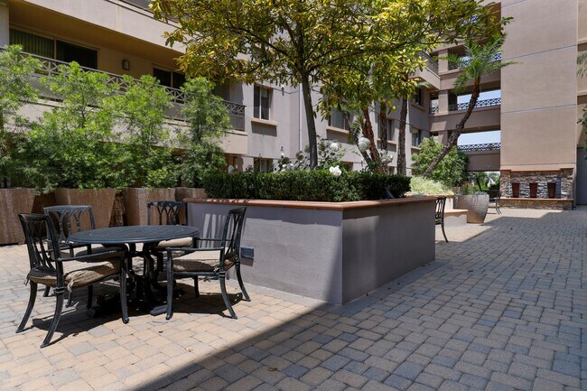 Building Photo - 931 E Walnut St