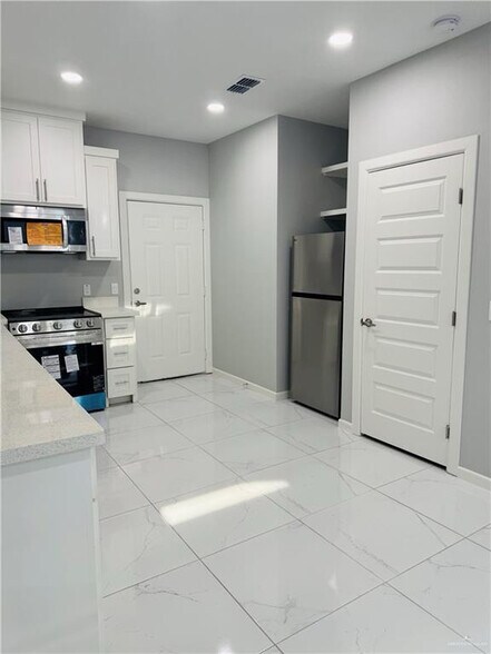Building Photo - 1200 Country Club Dr
