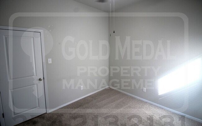 Building Photo - 335 Black Opal Dr