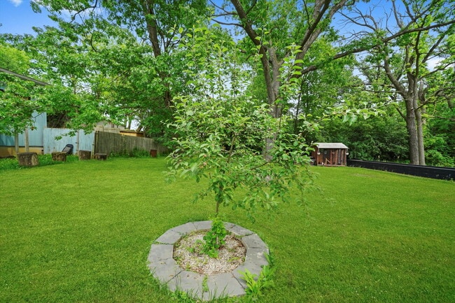 Building Photo - 4-Bed / 2-Bath Nicely Updated Home