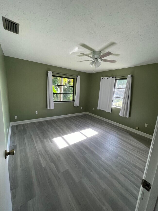 Building Photo - 2616 Newport Dr
