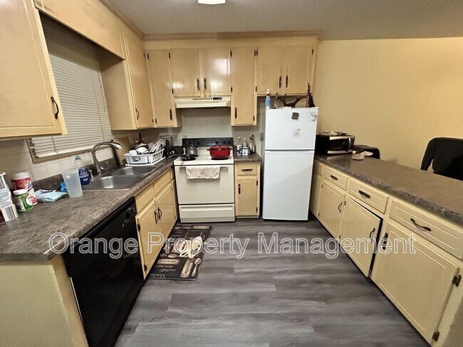 Building Photo - 204 Calhoun St