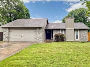 Building Photo - Stylish & Convenient 3/2/2 Home in Jenks