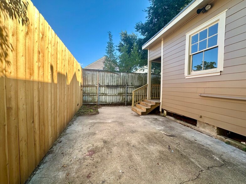 private patio - 3817 Cleveland Ave