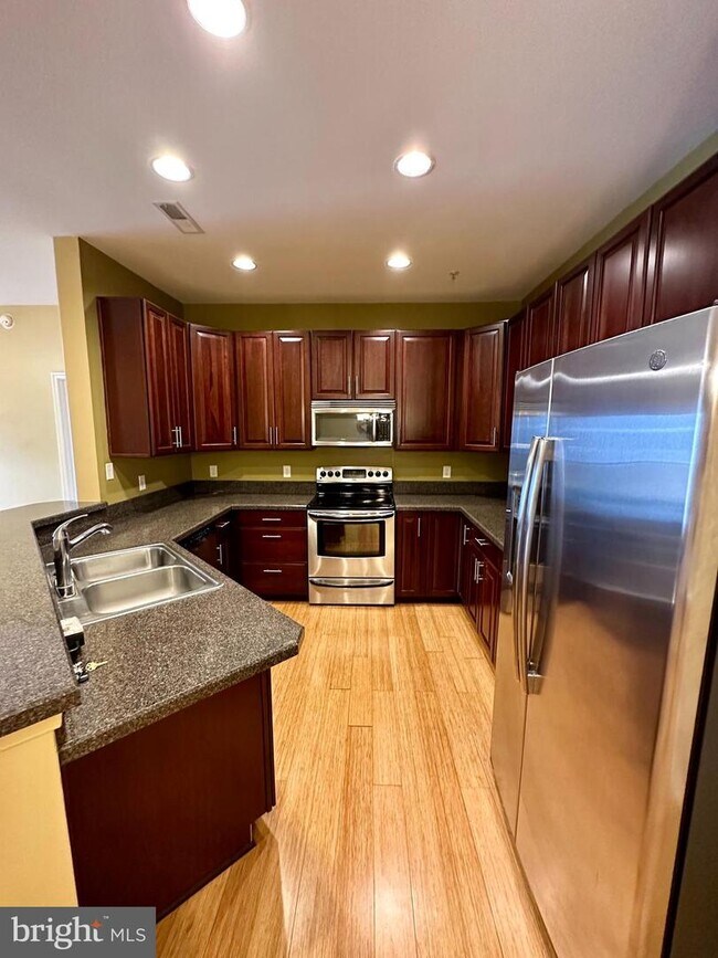 Building Photo - 3902 Fullerton Ct