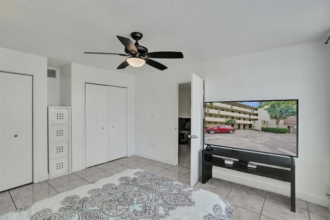 Building Photo - 1690 NE 191st St