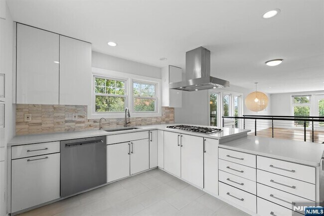 Building Photo - 6 Grand Cove Way