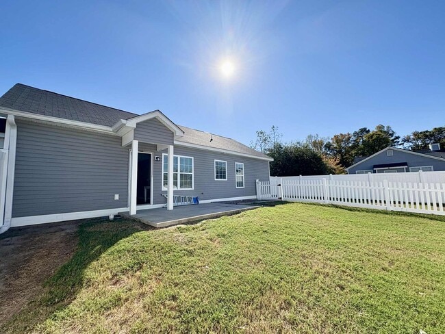 Building Photo - Move-In Ready, Fenced-In Backyard, Pet Friendly, One Story Home – Convenience Meets Comfort!