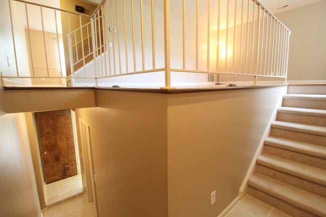 Building Photo - 907 Meadowlark Dr