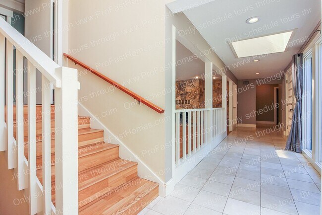 Building Photo - 7840 SW West Slope Dr