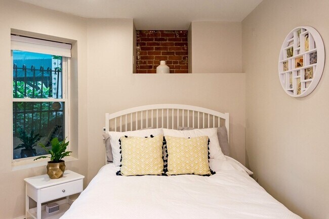 Building Photo - 390 Riverway
