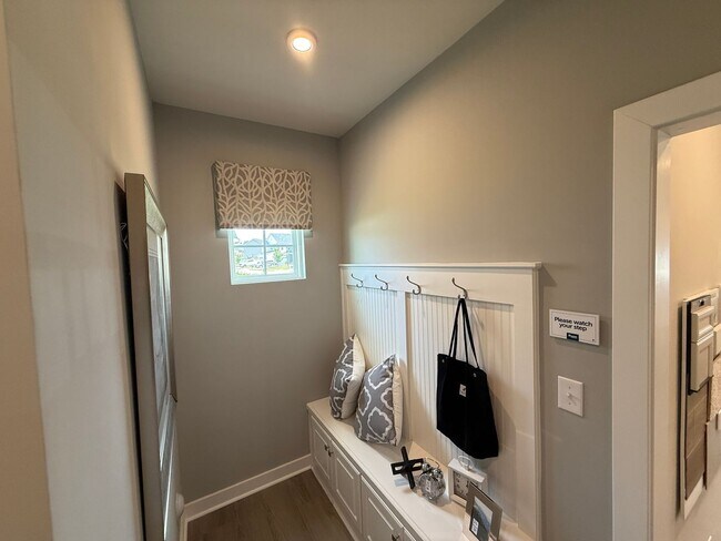Building Photo - Never loved in Model Homes