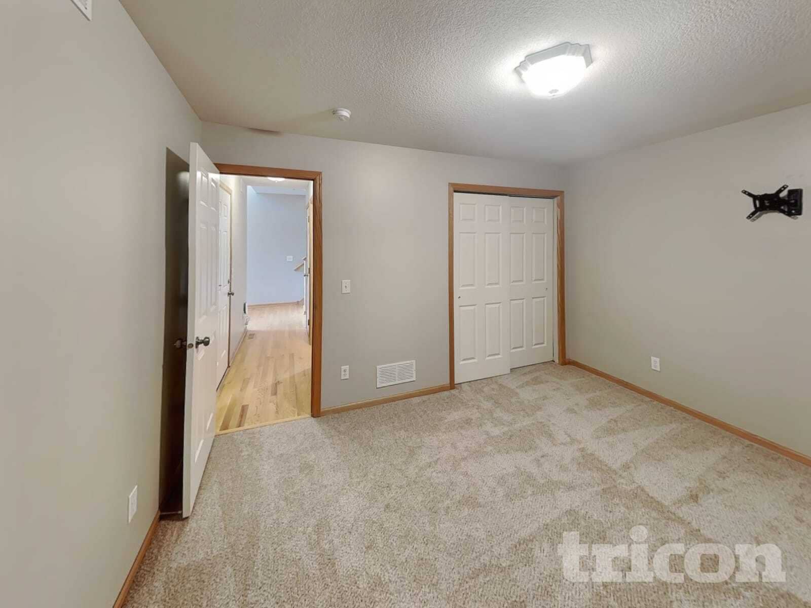 Building Photo - 7010 S Park Dr