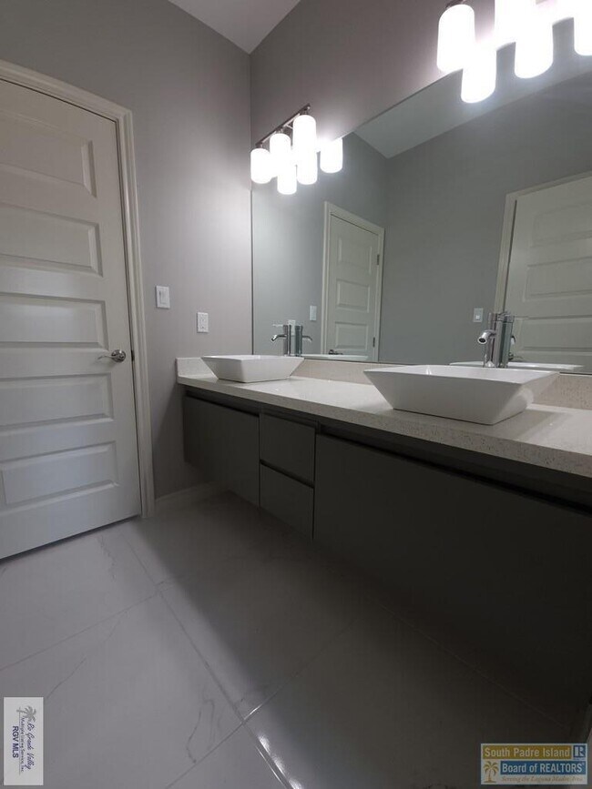 Building Photo - 108 Avenida Escandon