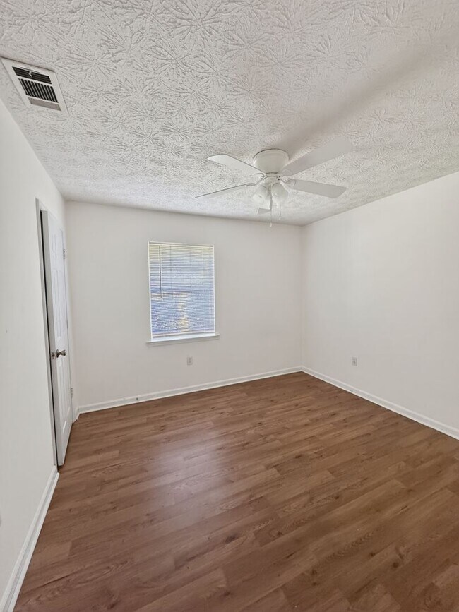 Building Photo - HOT SUMMER MOVE-IN SPECIAL: ONE MONTH FREE RENT!**