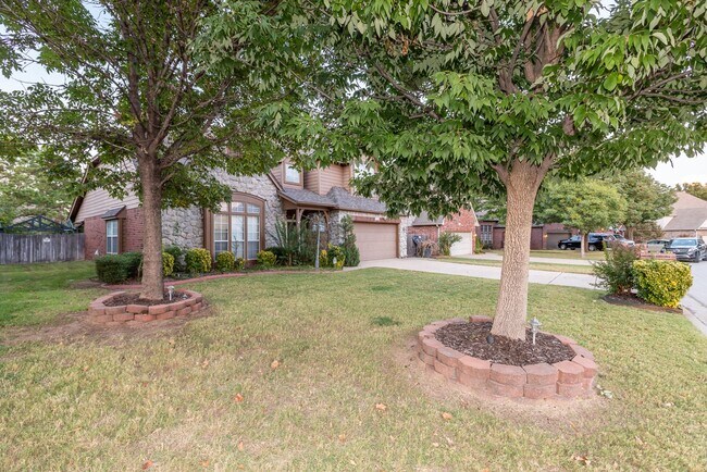 Building Photo - 5 Bed / 2.5 Bath in South Tulsa!