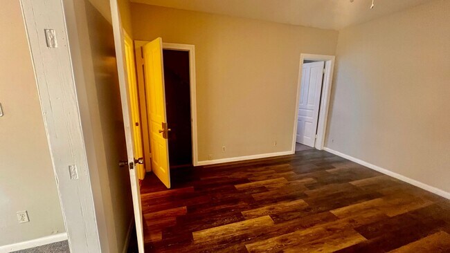 Building Photo - Ginormous 6 Bed Single Family Home | Main Level Laundry | Appliances Included | Rear Deck & Front...