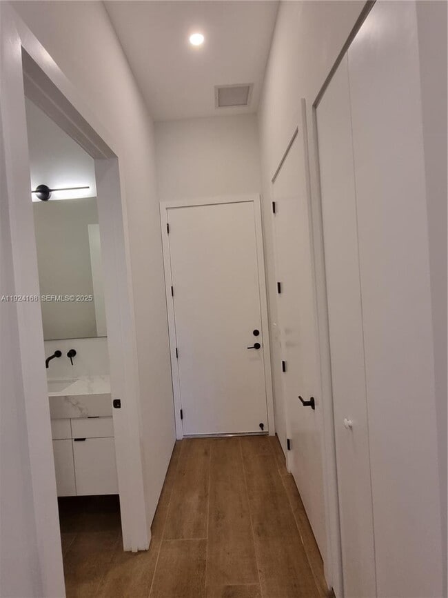 Building Photo - 810 NE 14th Pl