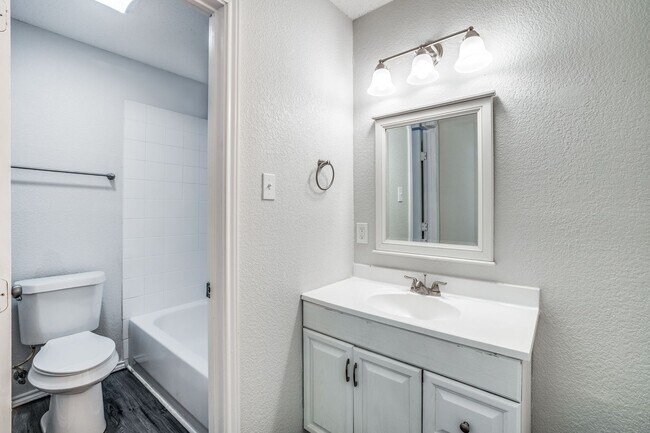 Building Photo - Updated 3BD with Granite Counters