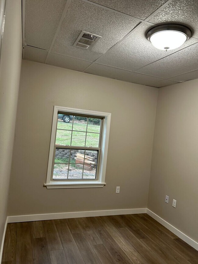 Building Photo - 4 Silver Hls Ln