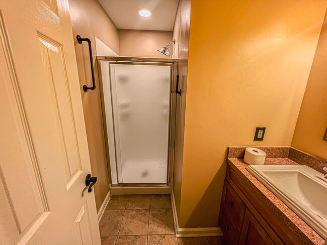 Building Photo - Stunning 4 Bedroom 3 Bathroom Brick Home W...