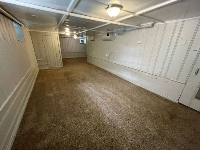 Building Photo - Charming 3 bedroom, 1.5 bathroom home in I...