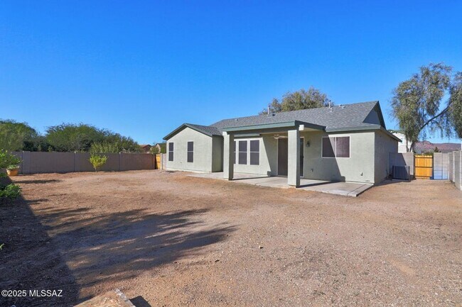 Building Photo - Lovely 4 bedroom, 2 bath home with 2 car garage