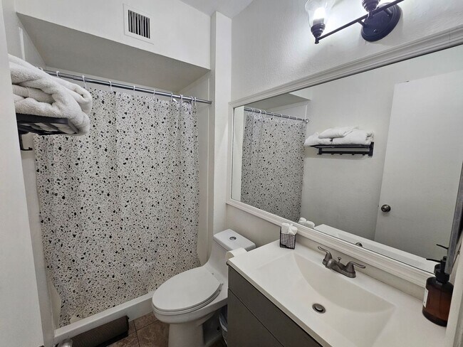 Building Photo - LONG TERM SHORT  TERM /UNFURNISHED  NO UTILITIES ~   PARTIALLY   FURNISHED