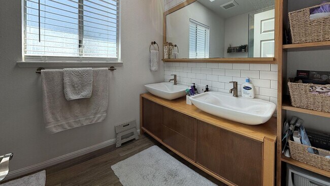 Building Photo - 1562 Campus Ave