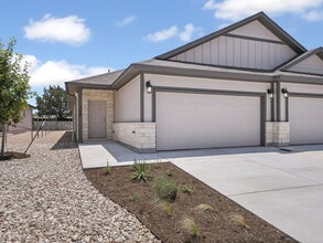 Building Photo - "Charming 3-Bed Condo Retreat with 2 Full Baths – 1475 Sq Ft of Comfort in Georgetown, TX!"