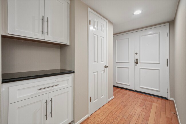 Building Photo - 15231 Magnolia Blvd