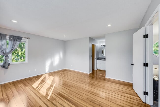 Building Photo - Beautiful 4 Bed, 4 Bath Rental Home in Gre...