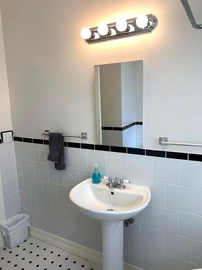 Building Photo - UPDATED BRIGHT 800sf 2BR/1BA Flat Noe Noe ...