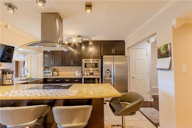 Building Photo - Beautifully renovated courtyard townhome in the heart of Corpus Christi